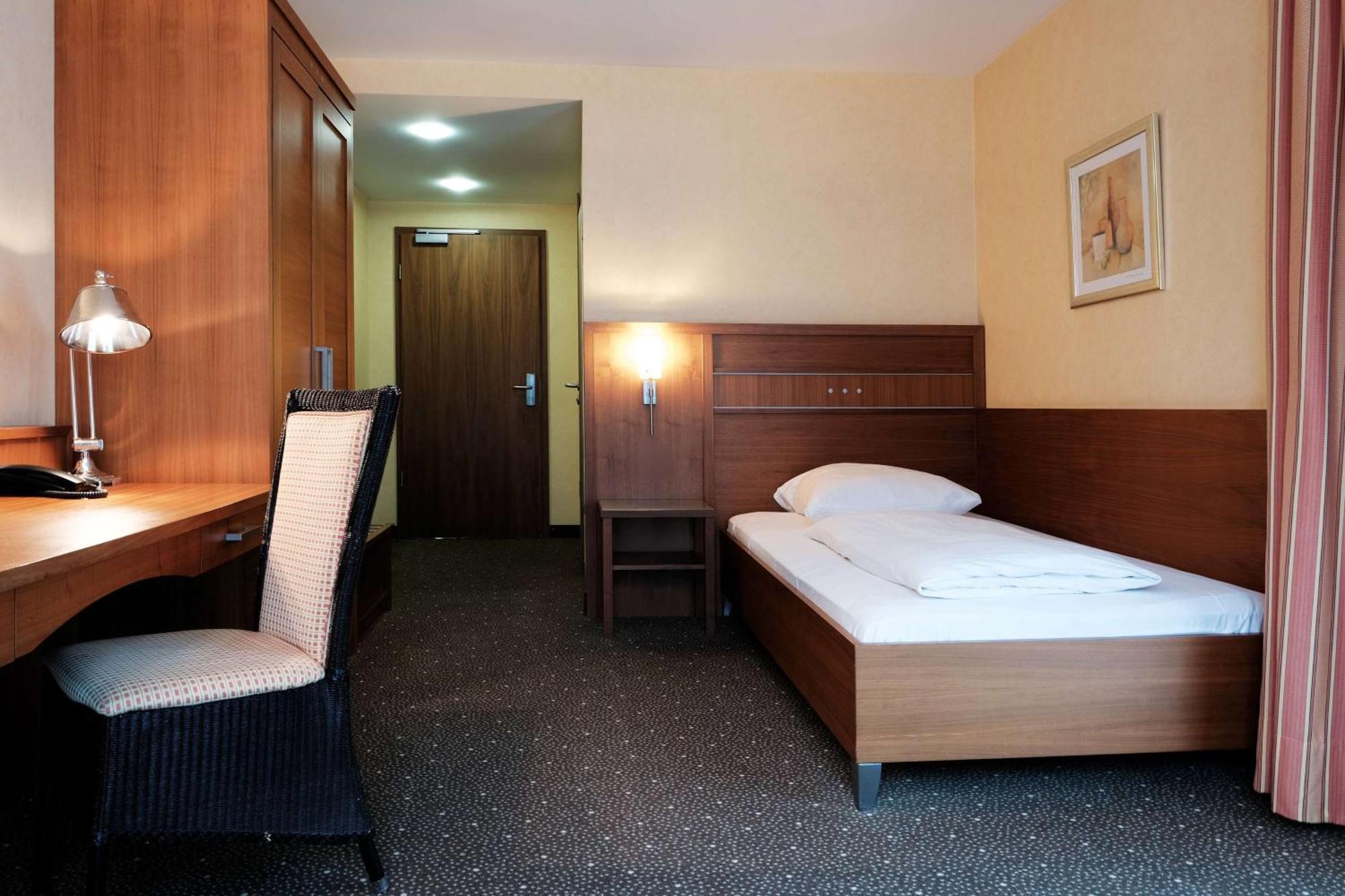 Landhotel Krummenweg Ratingen Exterior foto