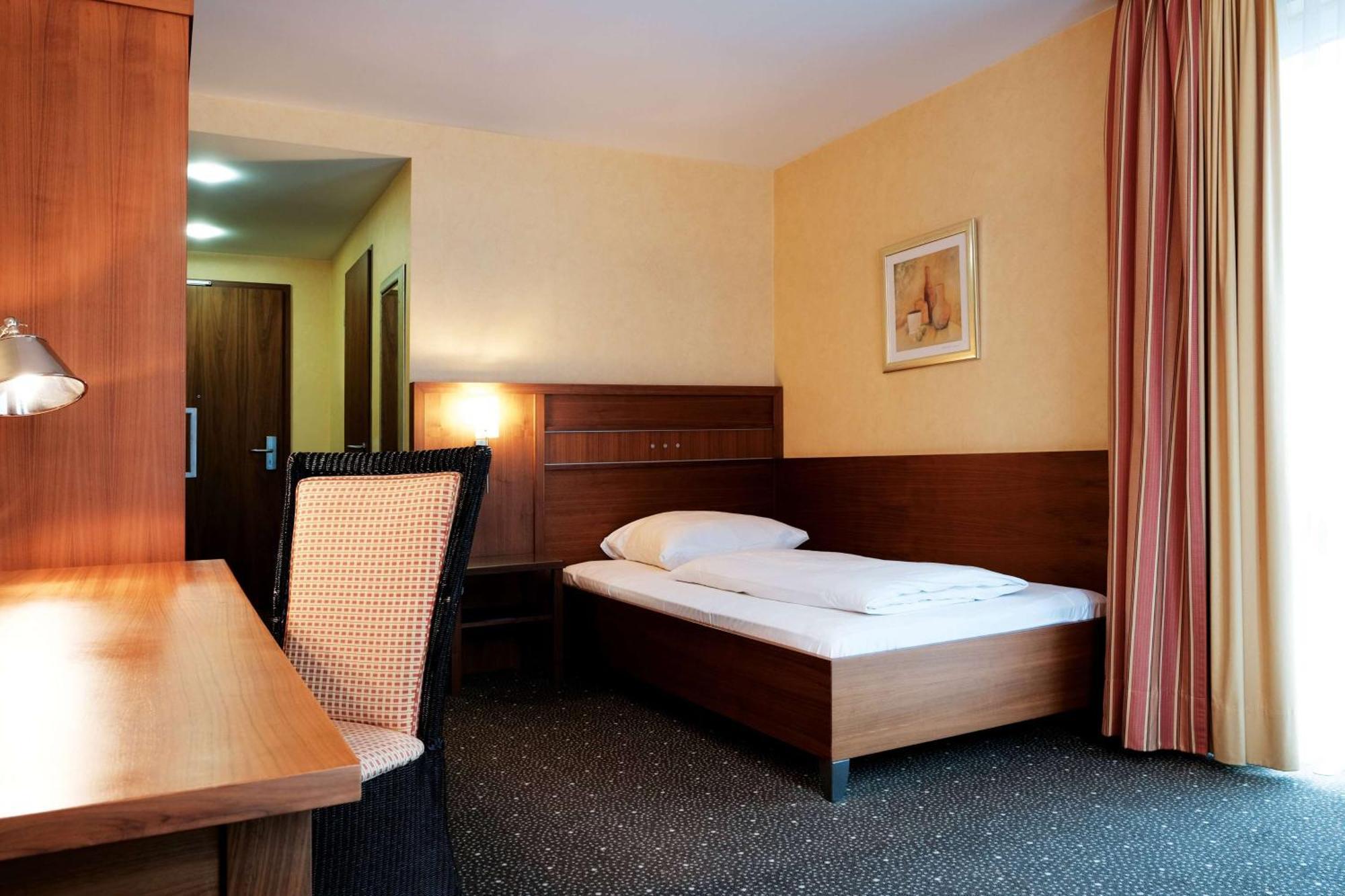 Landhotel Krummenweg Ratingen Exterior foto
